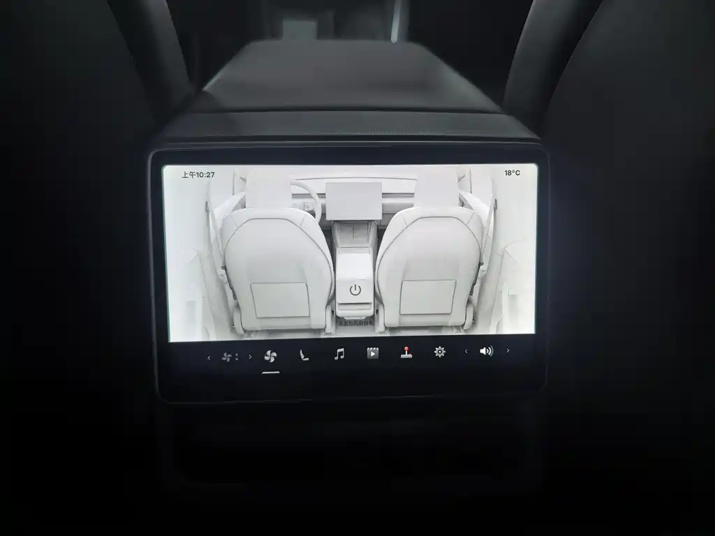 Tesla Model Y 2025 — фото 11