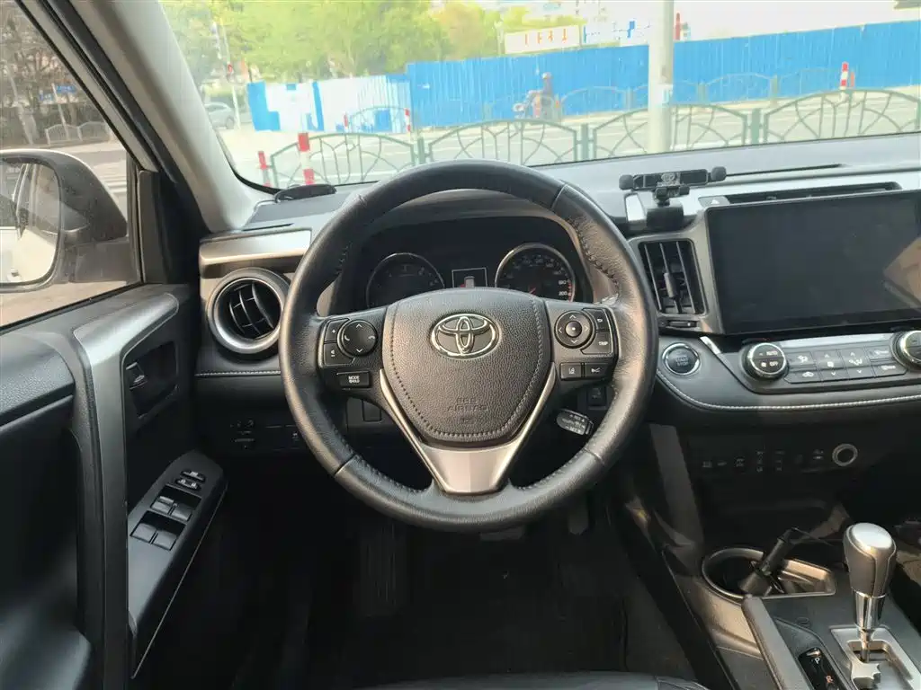 Toyota RAV4 2018 — фото 11