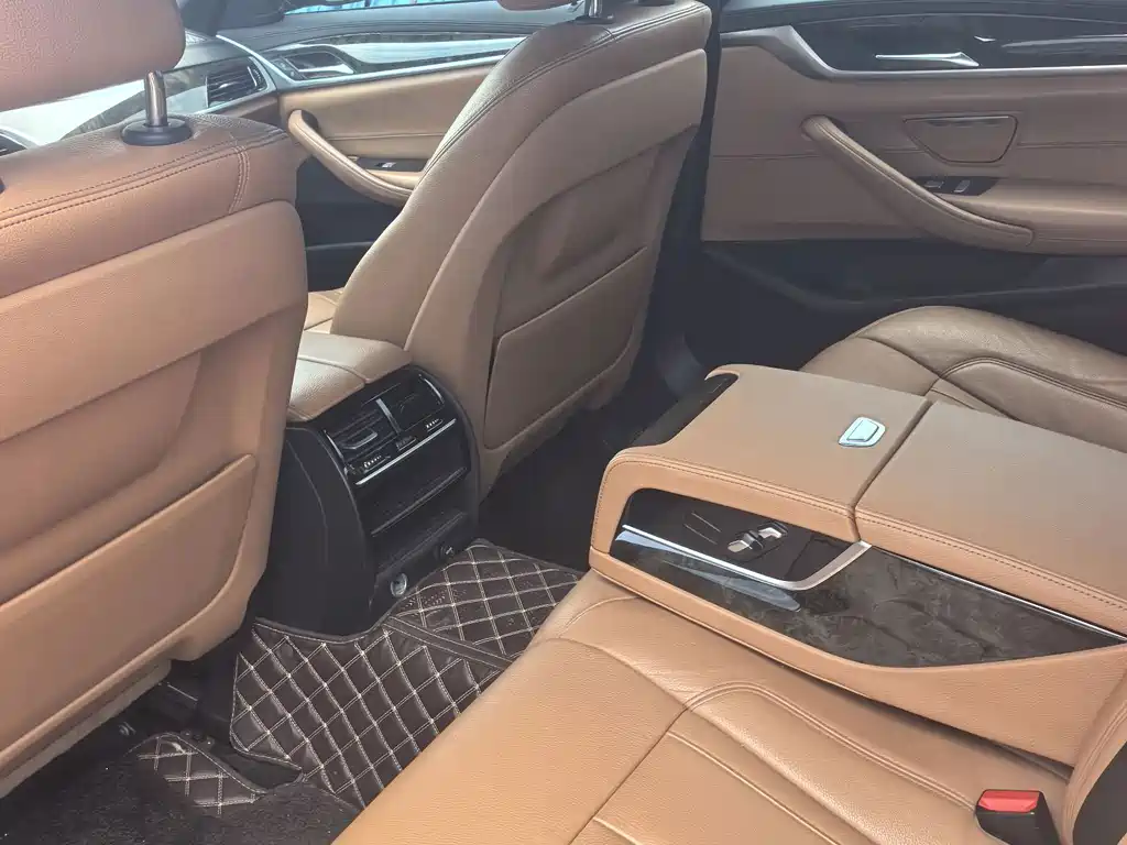 BMW 5 Series 2018 — фото 12