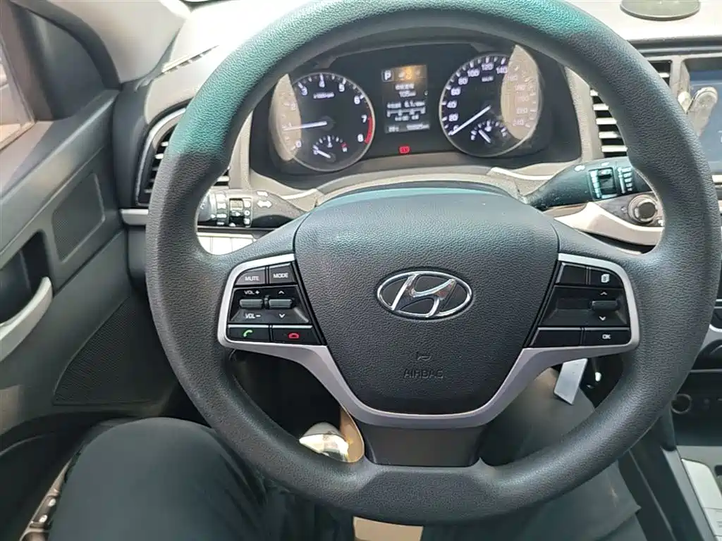Hyundai Elantra 2016 — фото 11