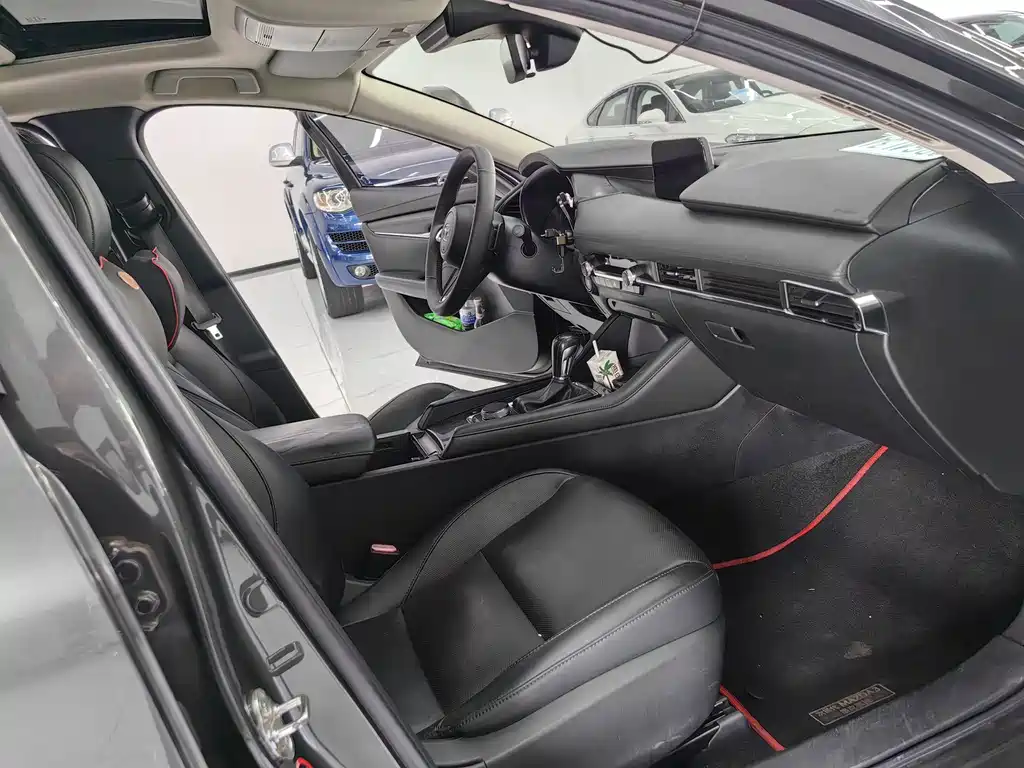 Mazda 3 Axela 2019 — фото 10