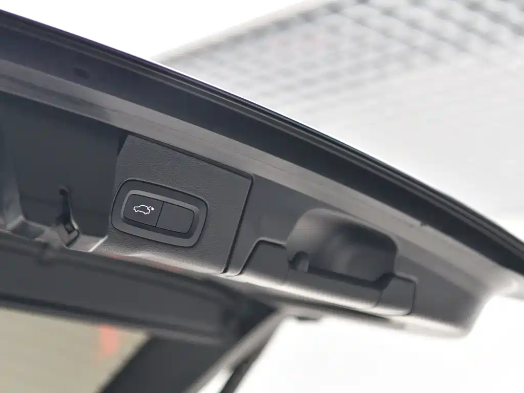 Volvo XC60 2023 — фото 12