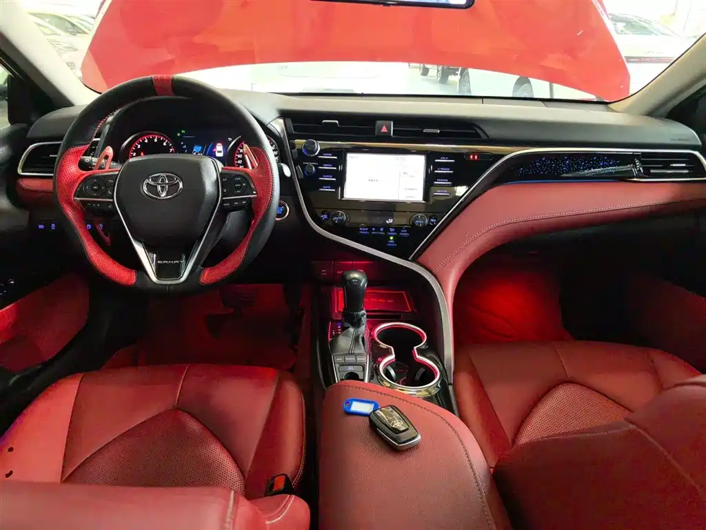 Toyota Camry 2018 — фото 10