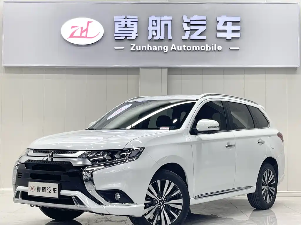 Mitsubishi Outlander 2021 — фото 1