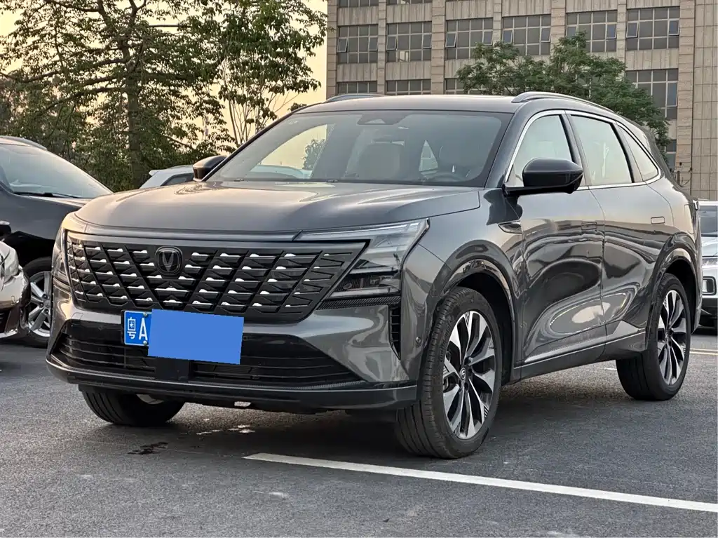 Changan CS75 PLUS 2025 — фото 1