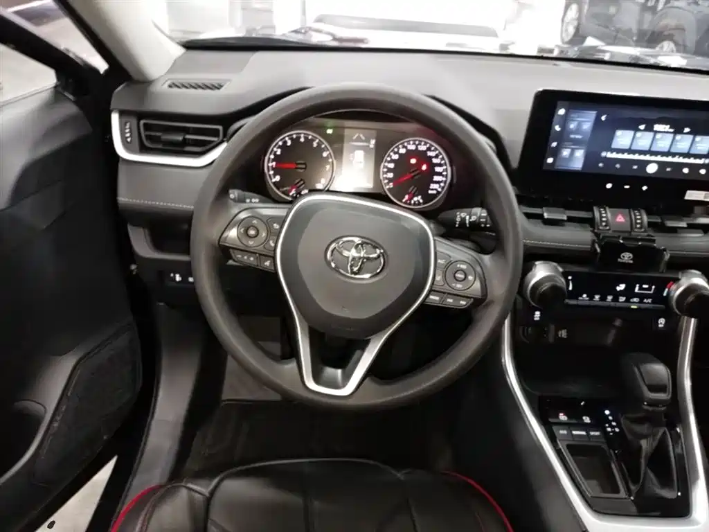 Toyota RAV4 2025 — фото 11