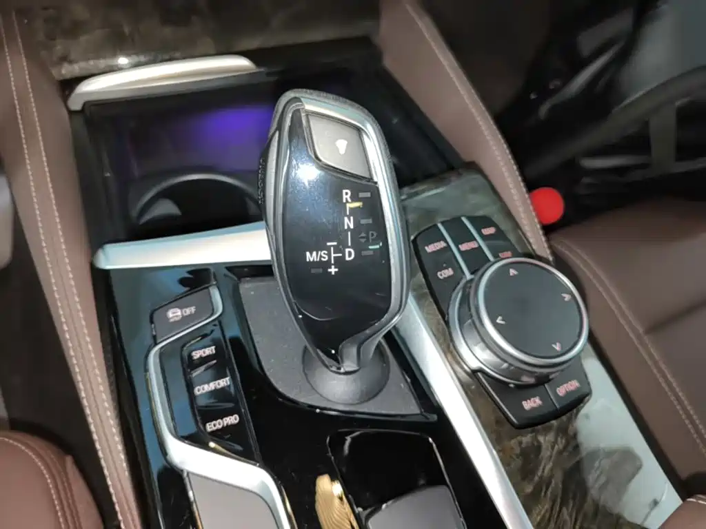 BMW 5 Series 2019 — фото 14