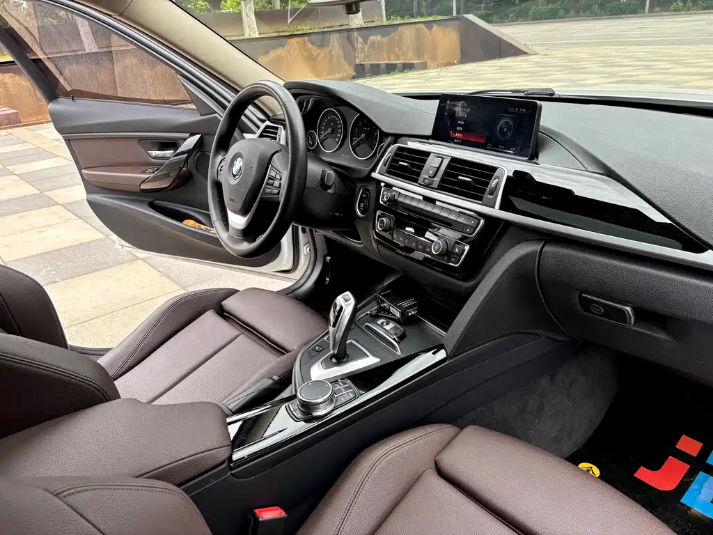 BMW 3 Series 2019 — фото 16