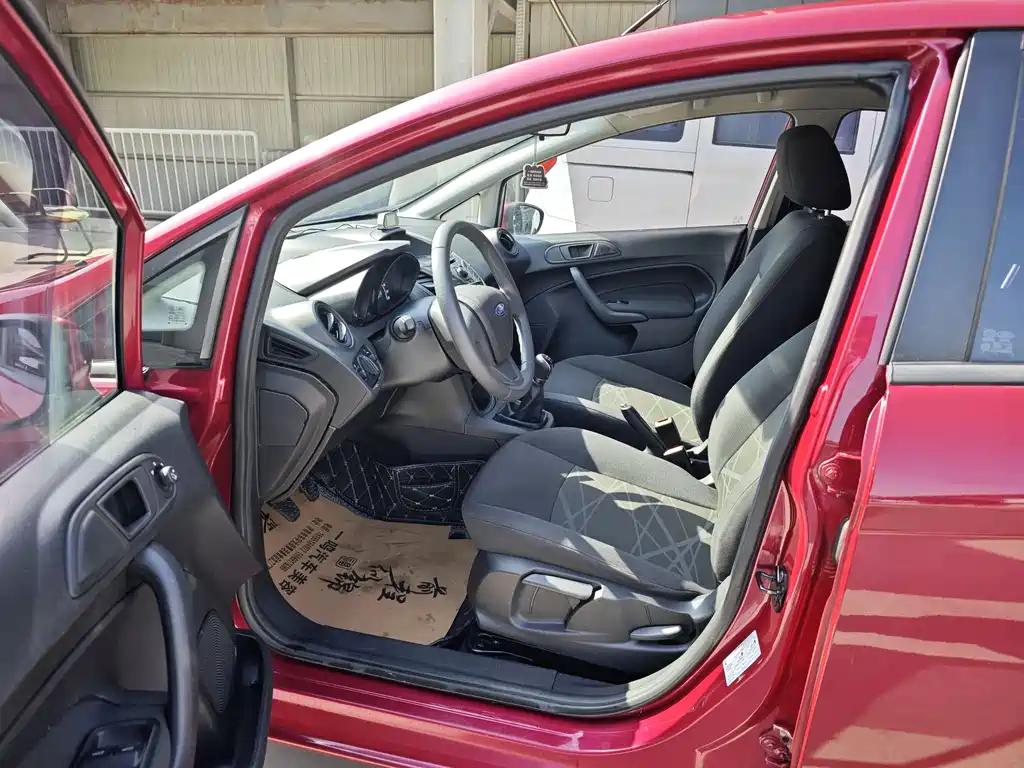 Ford Fiesta 2016 — фото 11