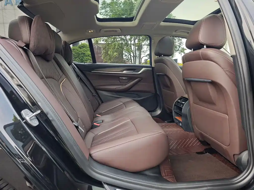 BMW 5 Series 2019 — фото 10