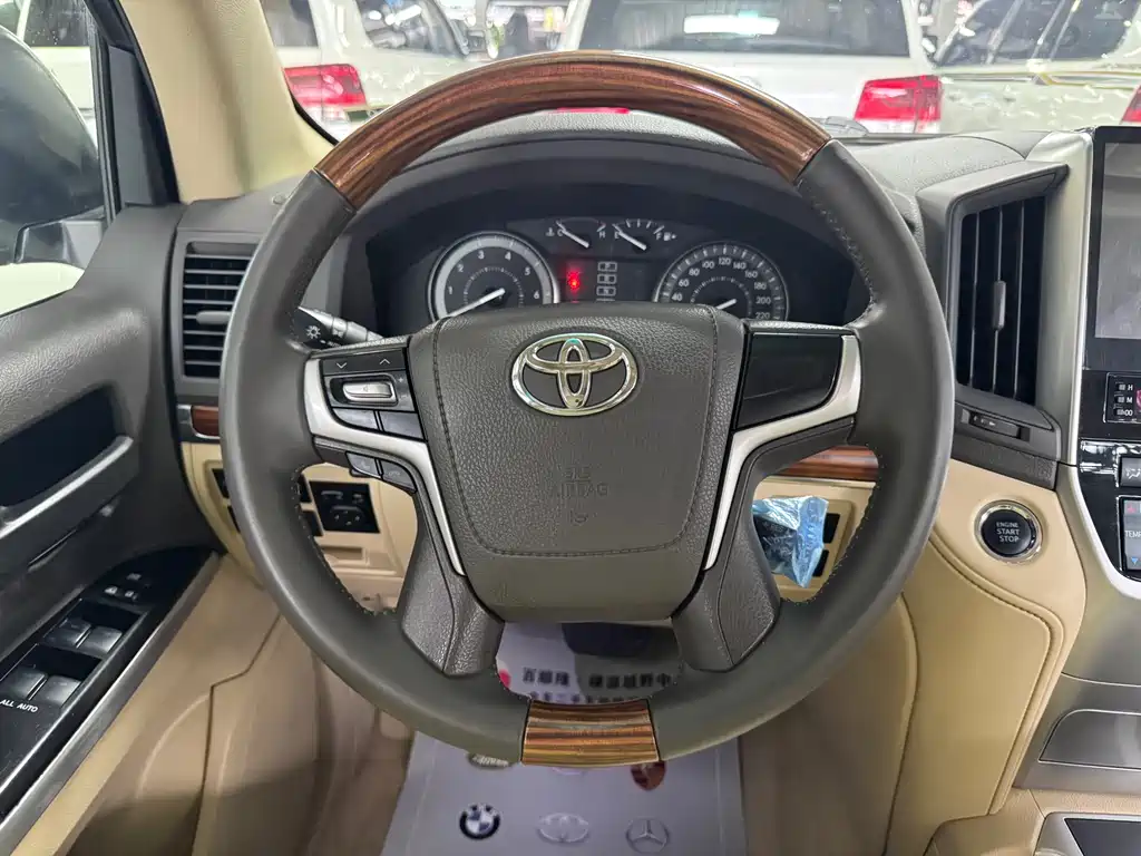 Toyota Land Cruiser 2017 — фото 6