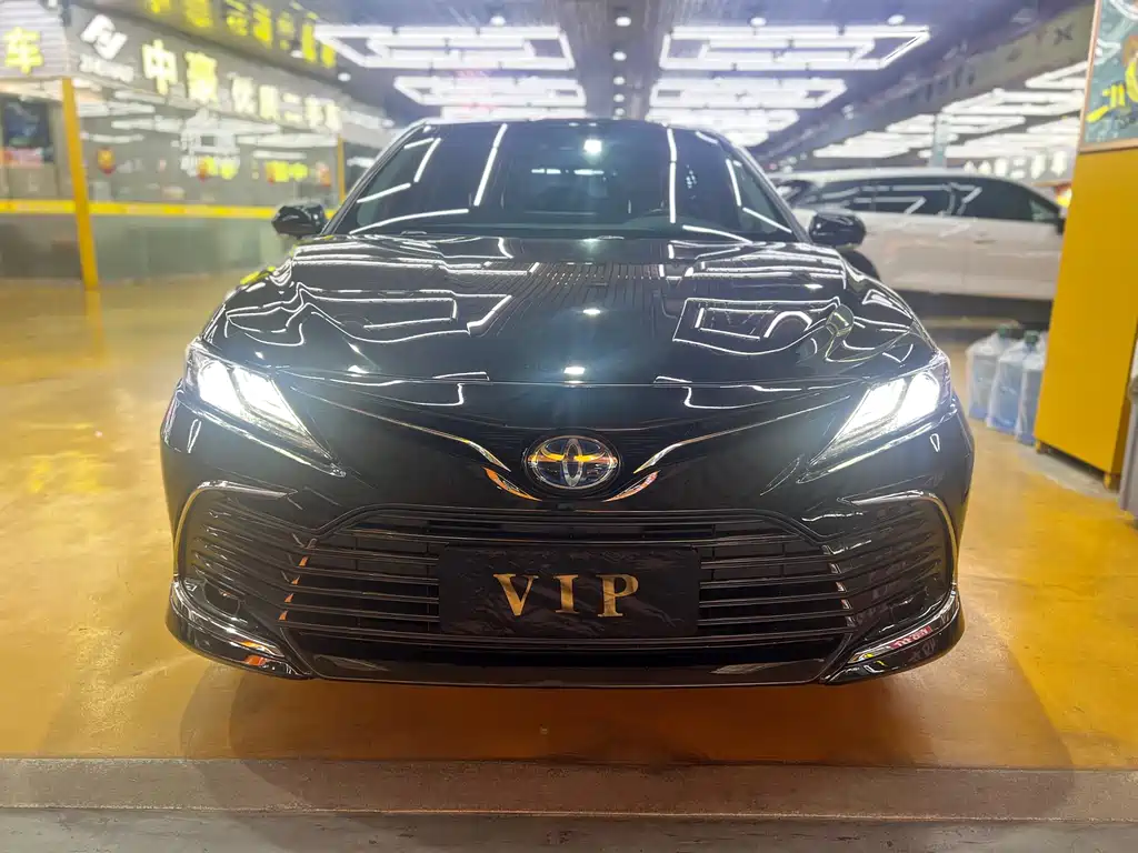 Toyota Camry 2023 — фото 1
