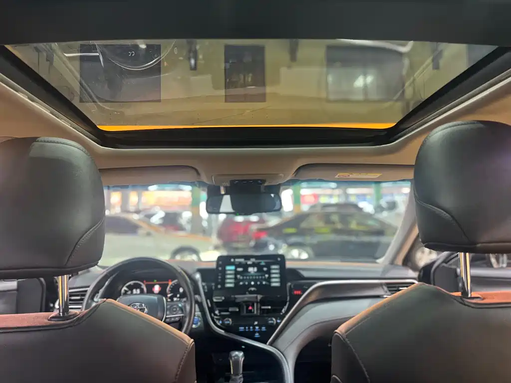 Toyota Camry 2023 — фото 17