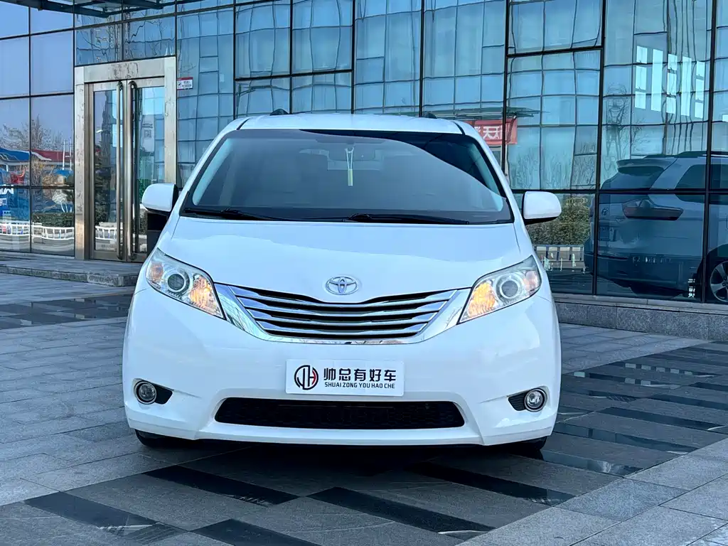 Toyota Sienna 2017 — фото 2