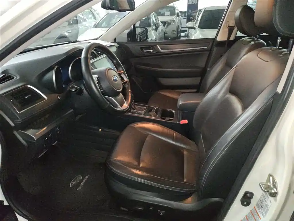 Subaru Legacy 2018 — фото 11