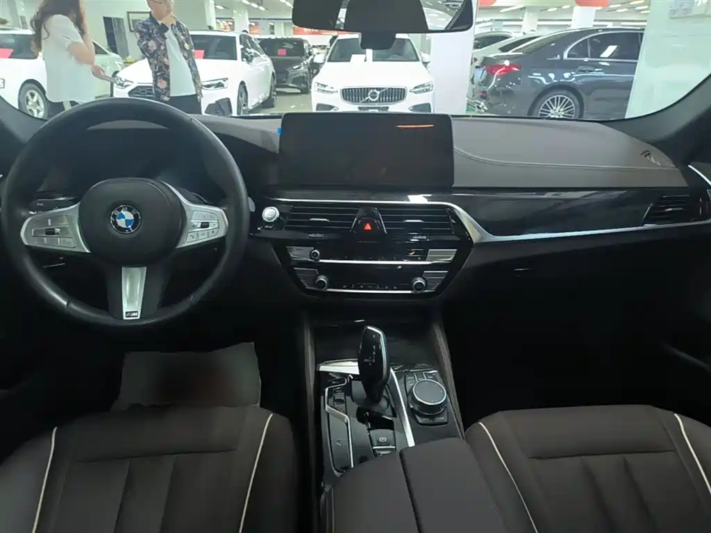 BMW 5 Series 2023 — фото 10