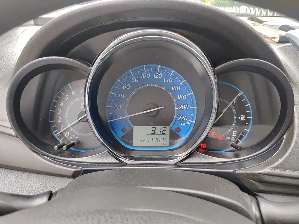 Toyota Yaris L 2015 — фото 12