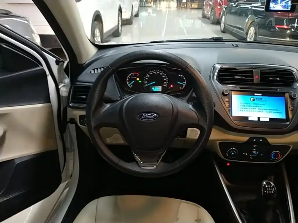 Ford Escort 2017 — фото 11