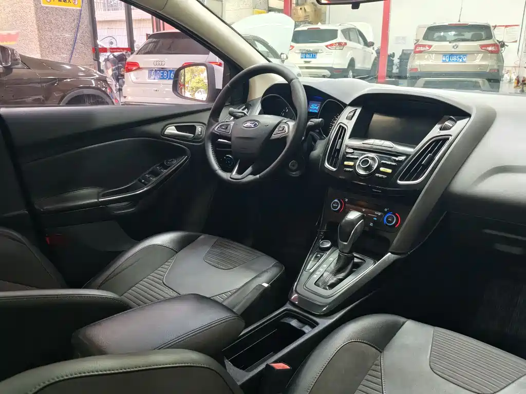 Ford Focus 2018 — фото 10