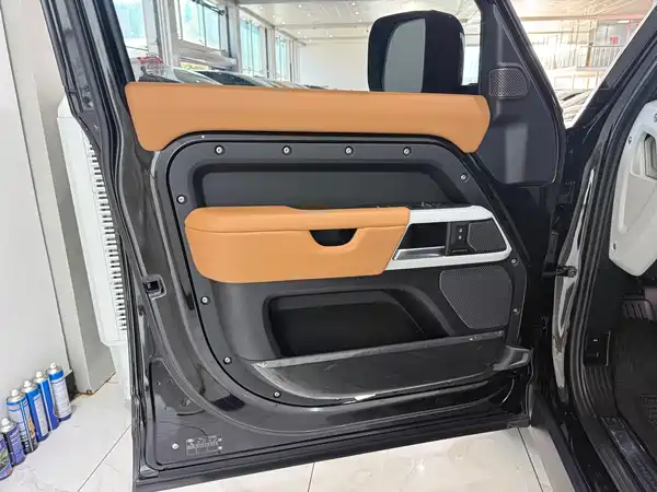 Land Rover Defender 2024