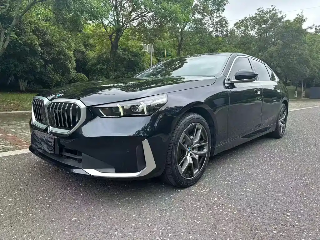 BMW 5 Series 2025 — фото 1