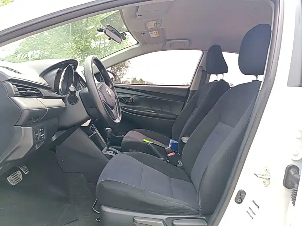 Toyota Yaris L 2017 — фото 15