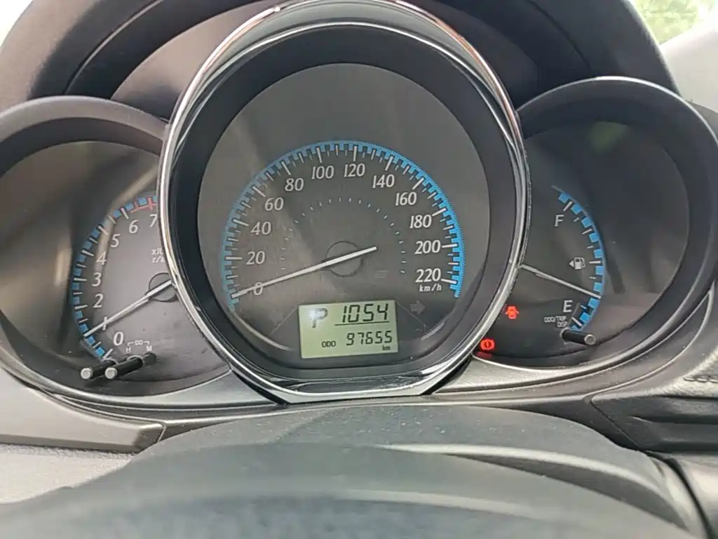 Toyota Yaris L 2017 — фото 12