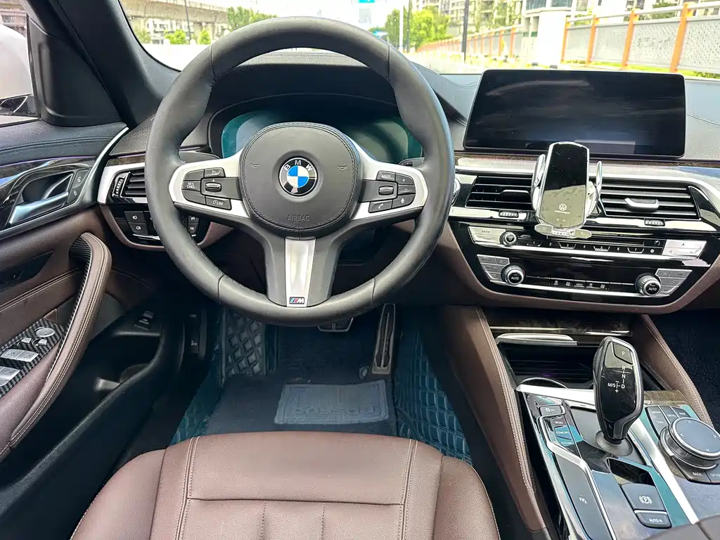 BMW 5 Series 2019 — фото 8