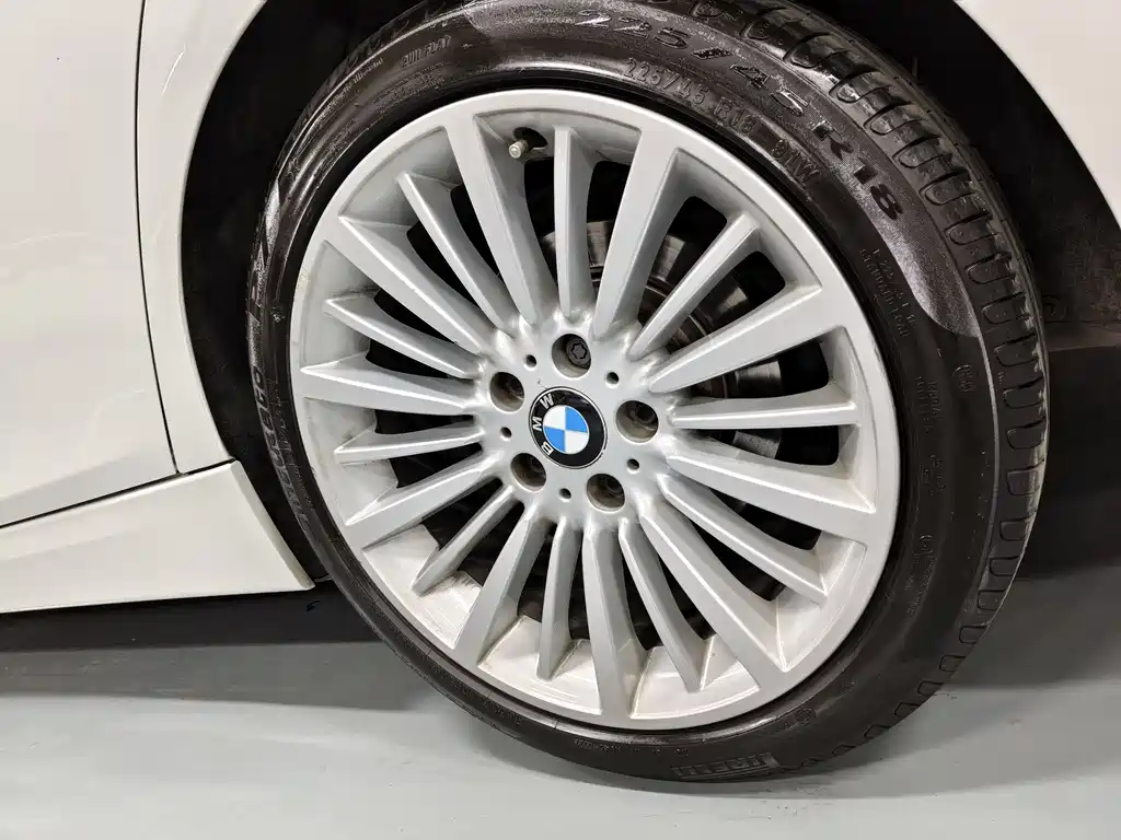 BMW 3 Series 2018 — фото 16