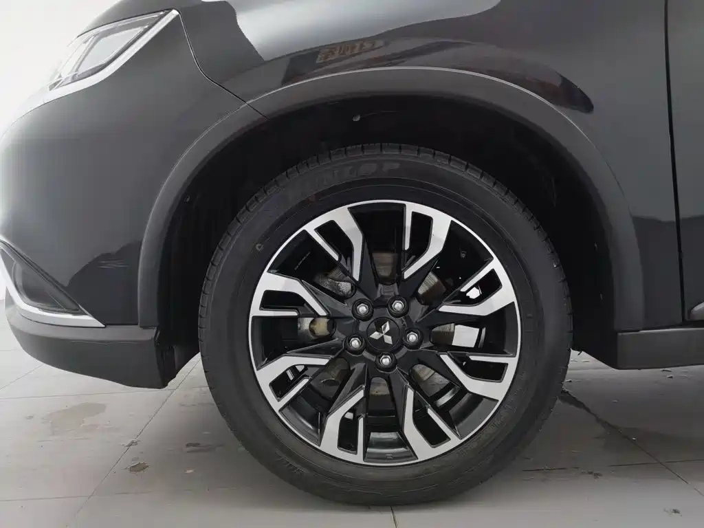 Mitsubishi Outlander 2021 — фото 17