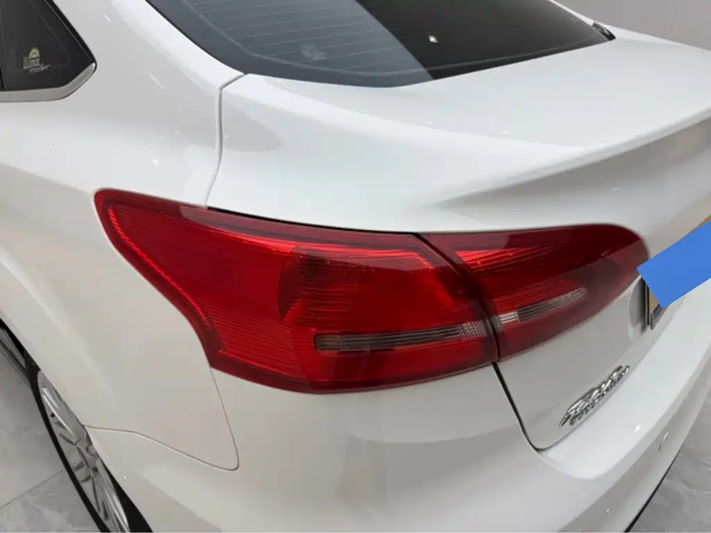 Ford Focus 2018 — фото 18