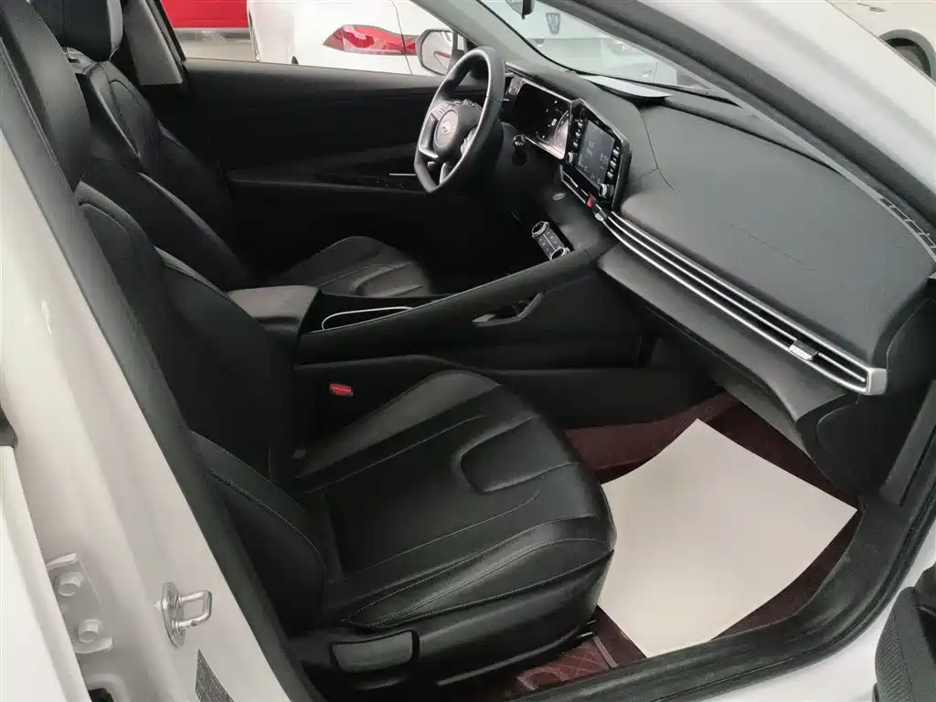 Hyundai Elantra 2023 — фото 25