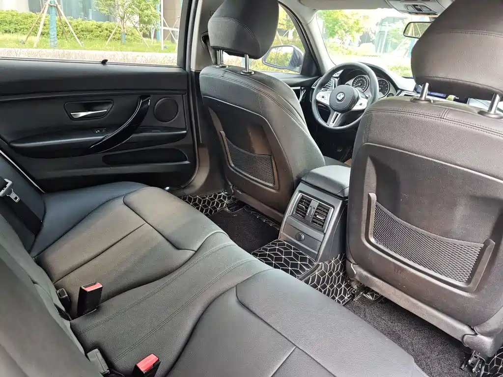 BMW 3 Series 2018 — фото 13