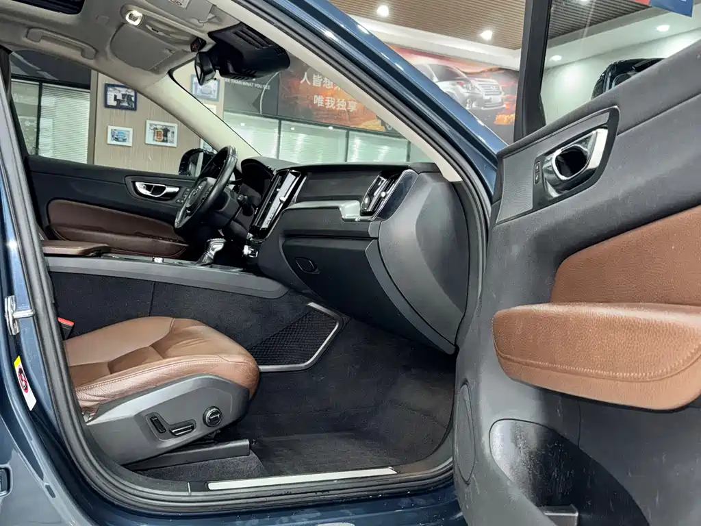 Volvo XC60 2020 — фото 15
