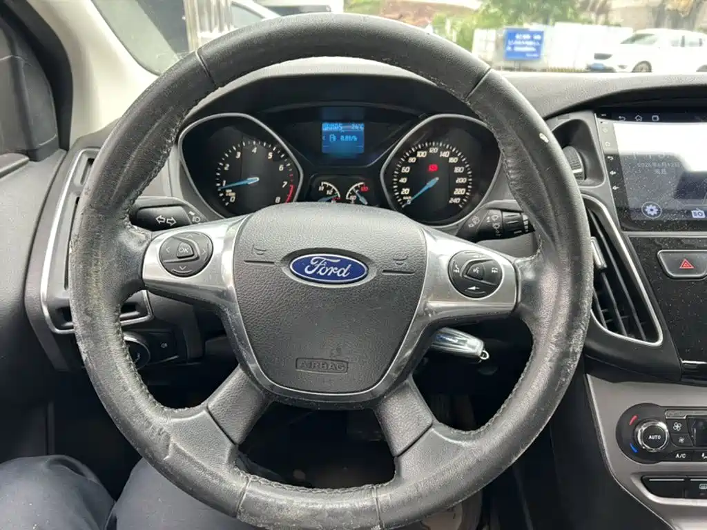 Ford Focus 2014 — фото 18