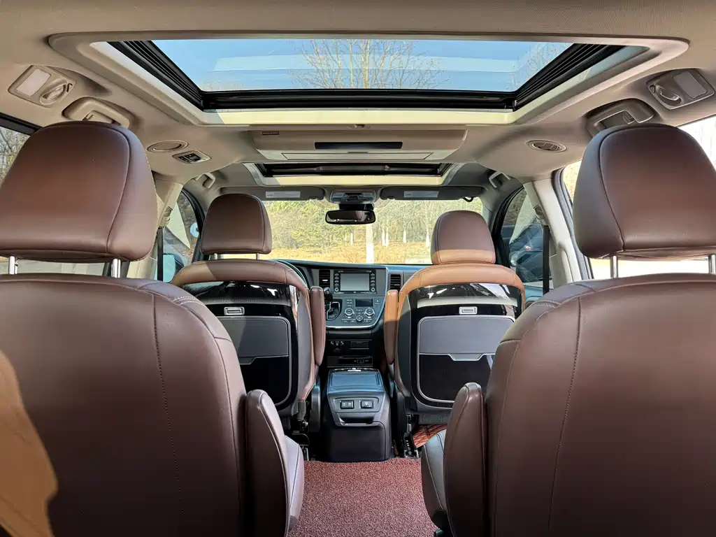 Toyota Sienna 2018 — фото 14