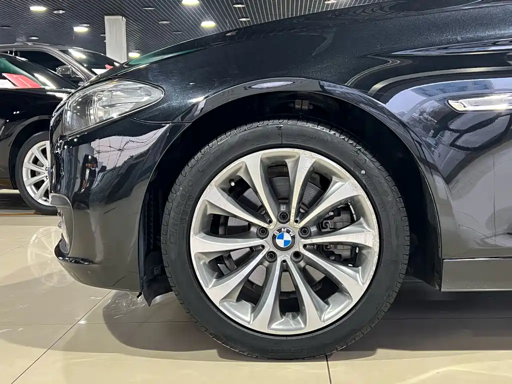 BMW 5 Series 2017 — фото 10