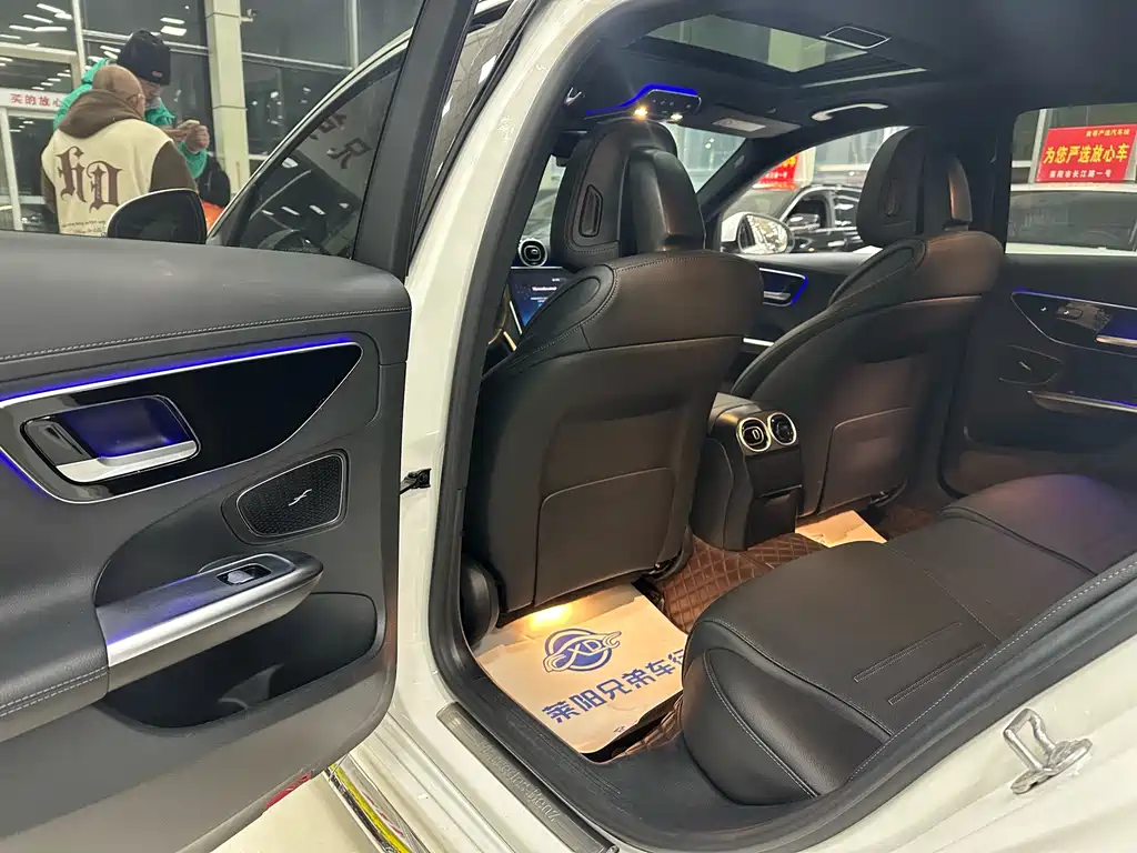 Mercedes-Benz C-Class 2023 — фото 6