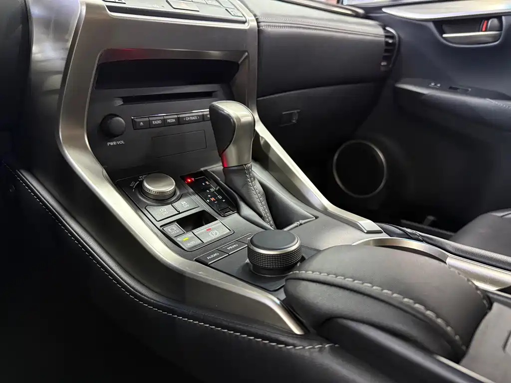 Lexus NX 2015 — фото 16