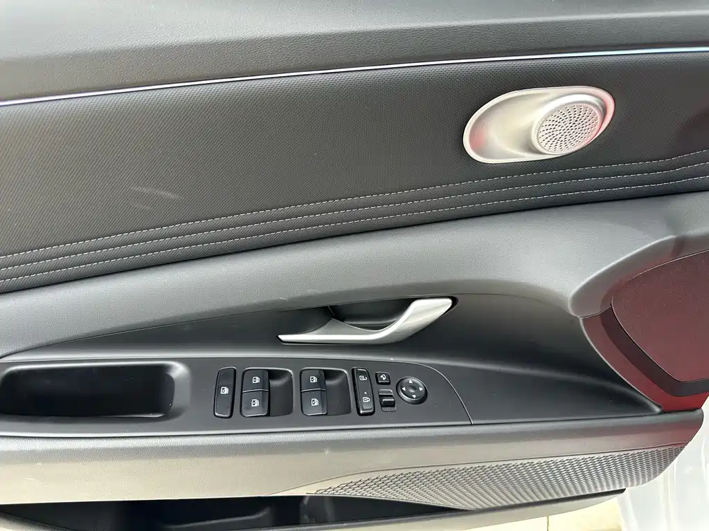 Hyundai Elantra 2023 — фото 18