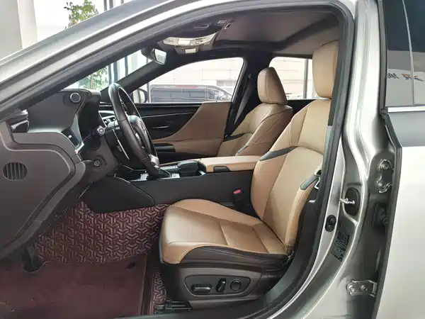 Lexus ES 2020