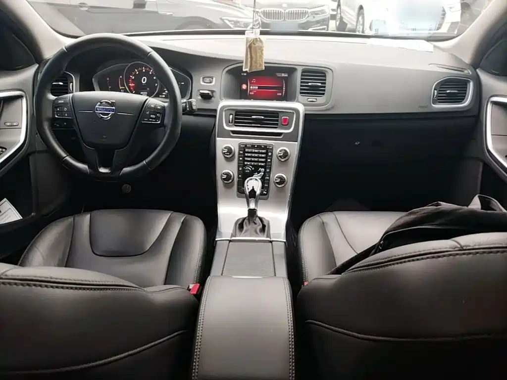 Volvo V60 2017 — фото 10