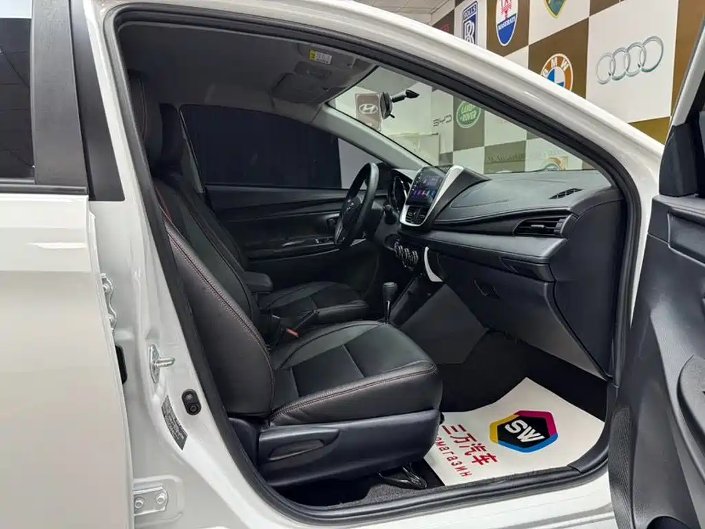 Toyota Yaris L 2023 — фото 10