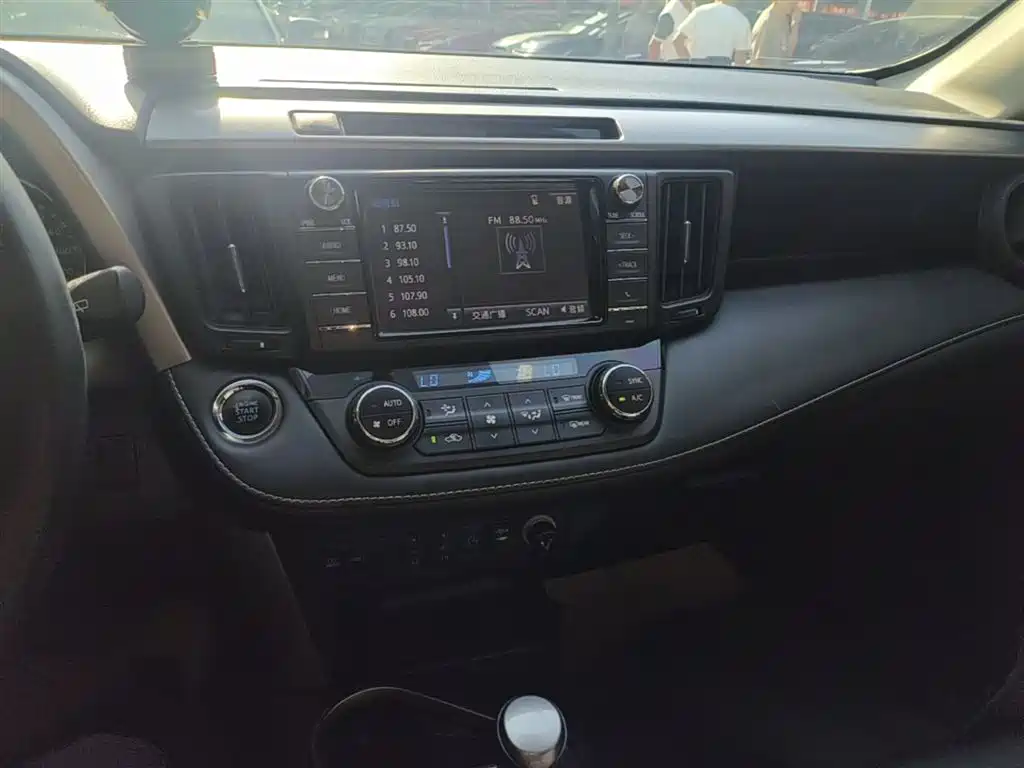 Toyota RAV4 2019 — фото 13