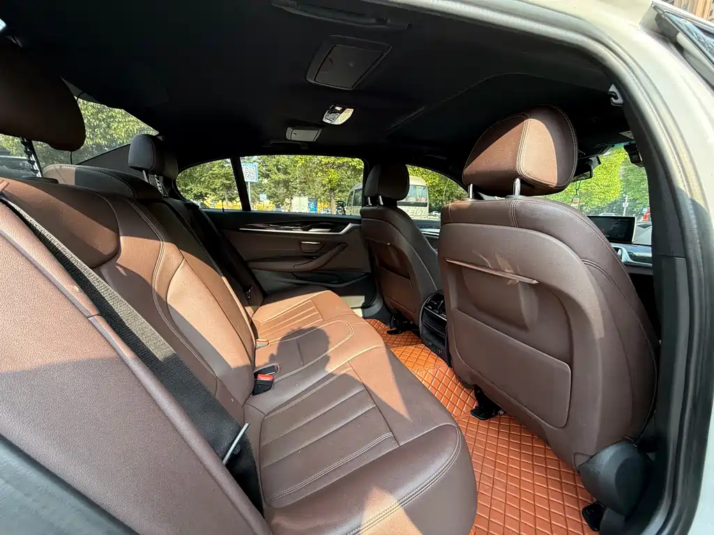 BMW 5 Series 2019 — фото 14