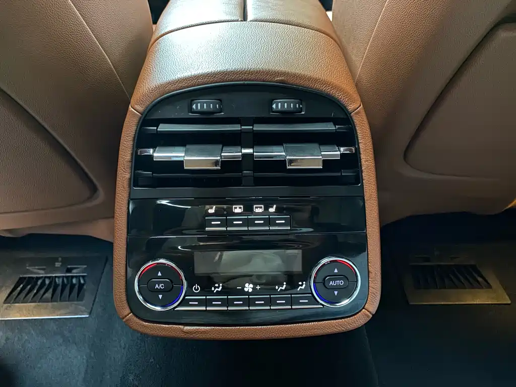 Maserati Quattroporte 2018 — фото 19