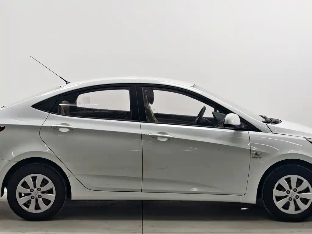Hyundai Accent 2014 — фото 8