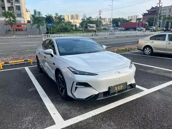 Geely Galaxy E8 2024