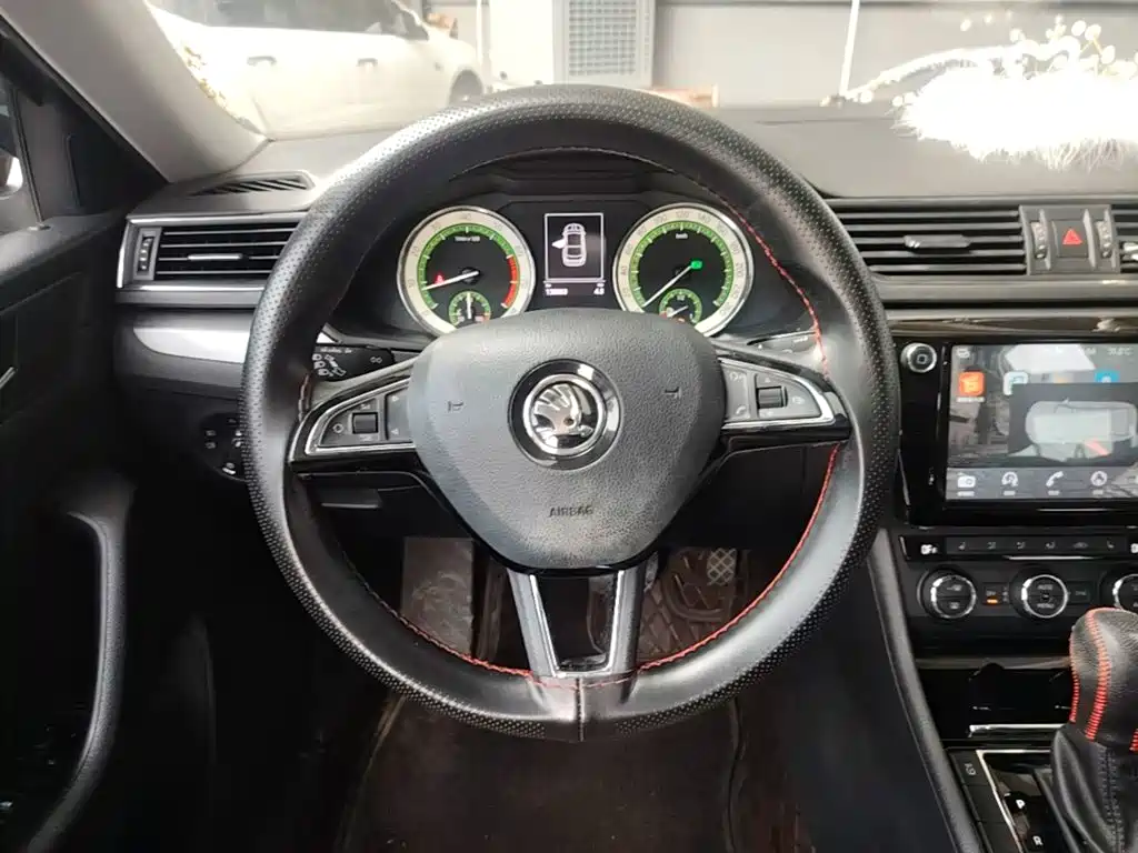 Skoda Superb 2018 — фото 11