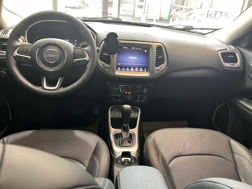 Jeep Compass 2017 — фото 9